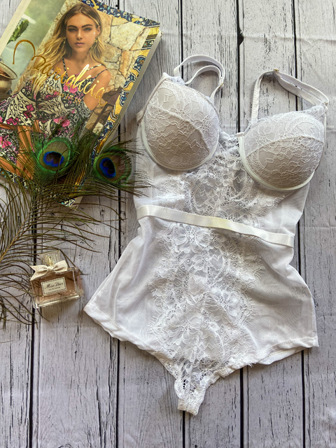 Body branco em renda e tule