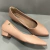 Scarpin Salto Bloco Baixo Nude Natural na internet