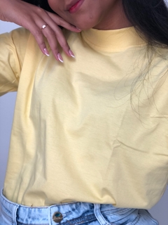 T-shirt Tradicional Gola Alta Amarelo Bebê - comprar online