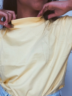 T-shirt Tradicional Gola Alta Amarelo Bebê na internet