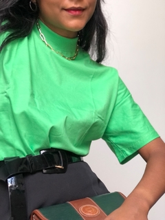 T-shirt Tradicional Gola Alta Verde - comprar online