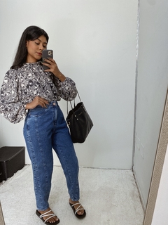 CALÇA MOM ESCURA COSTURA PERNA - Marilu