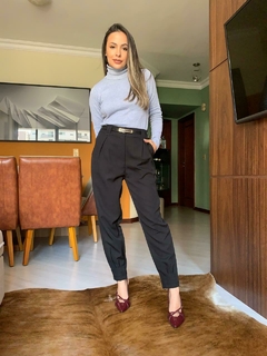Calça cenoura com cinto Paola