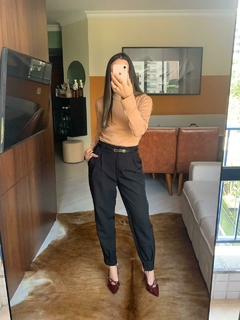 Calça cenoura com cinto Paola