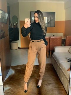 Calça cenoura com cinto Paola - comprar online