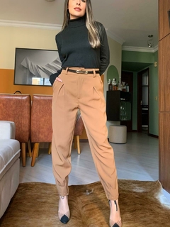 Calça cenoura com cinto Paola - Curi Clothing