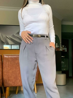 Calça cenoura com cinto Paola - comprar online