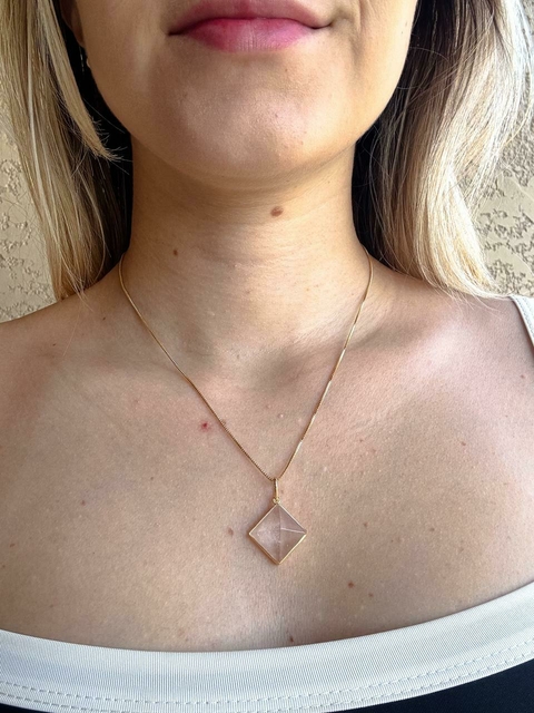 Colar Pirâmide Quartzo - Banho Ouro 18k - comprar online