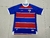 Camisa oficial do Leão do Pici para torcedores, Modelo masculino em vermelho e azul, Camisa de torcida do Leão do Pici Esporte Clube, Uniforme de jogo do Leão do Pici, Camisa com as cores do time Leão do Pici, Produto licenciado do Leão do Pici, Camisa de