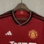 Camisa Manchester United Home 23/24, oficial do time inglês Produto licenciado e de alta qualidade Modelagem confortável e moderna Tecido respirável e de secagem rápida Estampa do patrocinador Chevrolet na frente Escudo do Manchester United bordado no pei