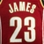 Camisa Jersey Cleveland Cavaliers Retro 03/04 - Mitchell & Ness Vermelha em destaque - A peça perfeita para os fãs do Cleveland Cavaliers - Design retrô e cheio de estilo - Conforto e qualidade garantidos - Time de basquete icônico representado na camisa 