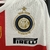 Camisa retrô do Internazionale fora de casa Modelo masculino em branco Lançamento 07/08 para torcedores Camisa oficial do Inter Milan Comemore a história do time com estilo Camisa de futebol colecionável Confortável e perfeita para o dia a dia Torça pelo 