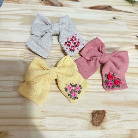 Laço em Linho Bordado G