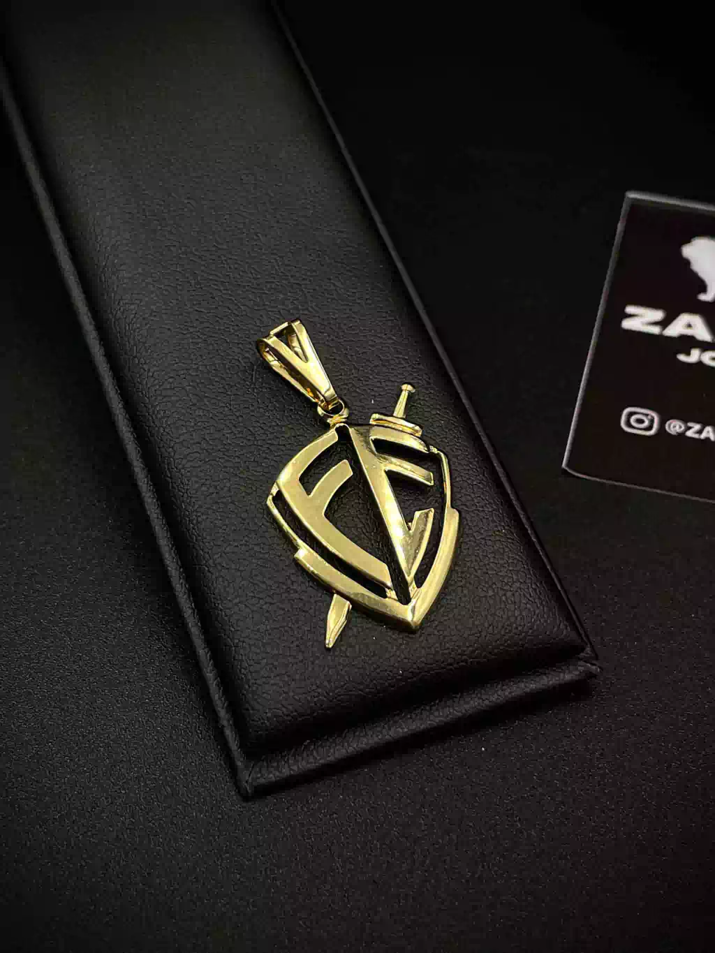 Pingente Escudo Fé Vazado P Banhado a Ouro 18K