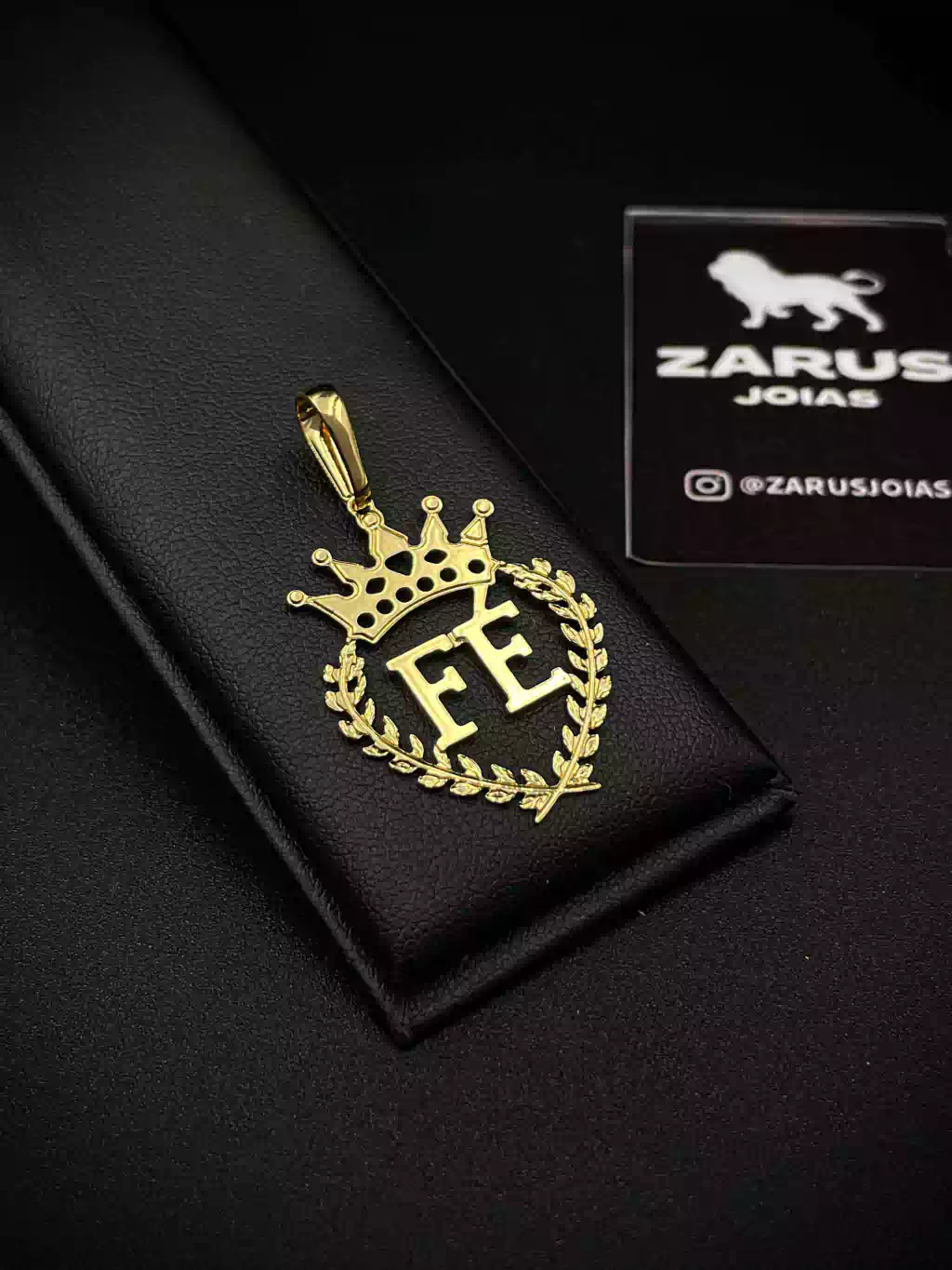 Pingente Escudo Fé Coroa Banhado a Ouro 18K