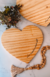 TÁBUA EM FORMA DE CORAÇÃO 30 CM - LAR É ONDE O AMOR ESTÁ - comprar online