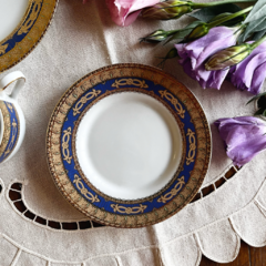 TRÍO DE TÉ ESTILO VERSACE EN AZUL Y ORO DE PORCELANA - María Historieta