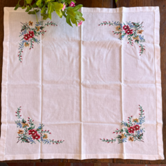 MANTEL DE ALGODÓN CON DISEÑO FLORAL PUNTO CRUZ DE 65 CM X 68 CM - María Historieta