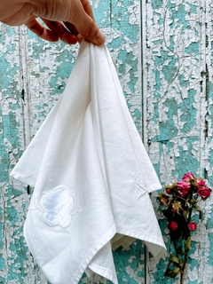 SET X 2 SERVILLETAS DE ALGODÓN CON DETALLE DE FLOR