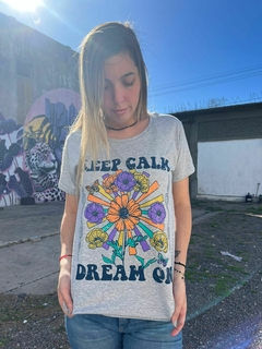 Remera Coco Gris Melange FEEP CALM DREAM ON