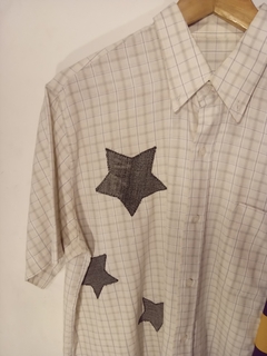 CAMISA ESTRELLAS - INTERVENIDA en internet