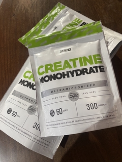 Paquetes doypack de creatina monohidratada Star Nutrition de 300 gramos sobre una mesa