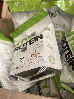 Paquete doypack de 2 lb de proteína whey sabor vainilla ice cream de Star Nutrition, con etiquetas de calidad y especificaciones nutricionales