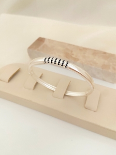 Bracelete Village na internet