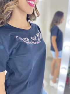 Imagem do T-SHIRT BORDADA