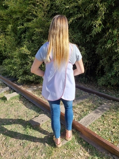 Blanco cruzado con cuello de volados rosa cuadrillé, dos bolsillos. Bies rosa - comprar online