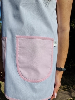 Blanco cruzado con cuello de volados rosa cuadrillé, dos bolsillos. Bies rosa - Guardapolvos MM