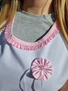 Blanco cruzado con cuello de volados rosa cuadrillé, dos bolsillos. Bies rosa en internet