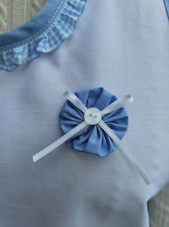 Blanco cruzado con cuello de volados celeste cuadrille. Dos bolsillos. Bies celeste - tienda online