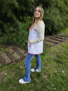 Blanco cruzado con canesú fucsia. Florcitas fucsia. Bies fucsia - comprar online