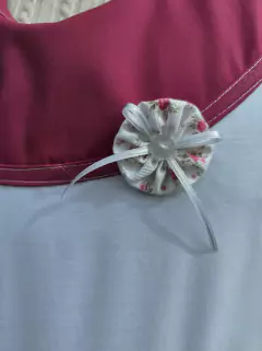 Blanco cruzado con canesú fucsia. Florcitas fucsia. Bies fucsia - tienda online