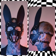 Máscara hombre conejo