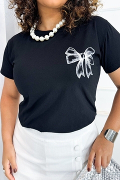 T-shirt preta de laço branco - Click Elegance