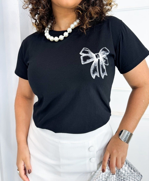 T-shirt preta de laço branco