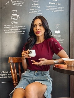 T-shirt marsala com corações - comprar online