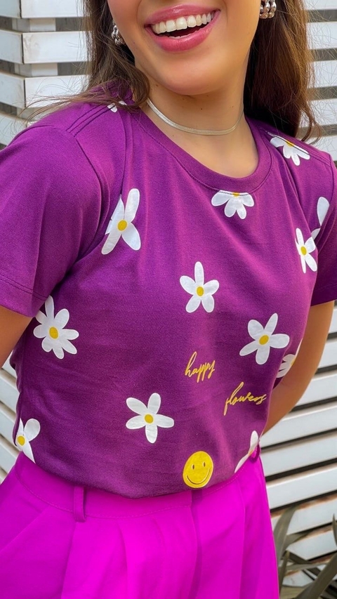 T-shirt púrpura com margaridas