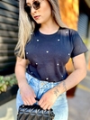 T-shirt preta de corações