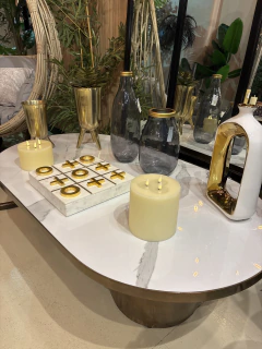 Mesa simil mármol y dorado - comprar online