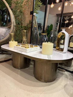 Mesa simil mármol y dorado