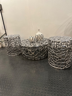 Juego de mesa y 2 puff en aluminio - comprar online