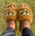Pantufa Feminina Pelúcia com Corrente Caramelo - comprar online