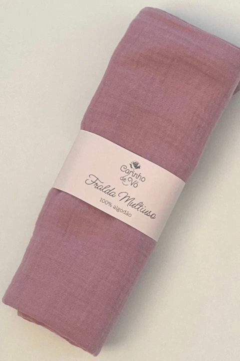 Fralda de musselina 100% algodão Carinho de Vó na cor lilás, dobrada e embalada, ideal para uso multifuncional em bebês.