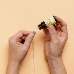 KIT MÃE: DIFUSOR PESSOAL BOLINHA + ÓLEO ESSENCIAL DE LARANJA - loja online