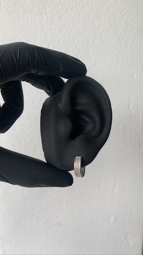 Argola cravejada 4mm x 15mm