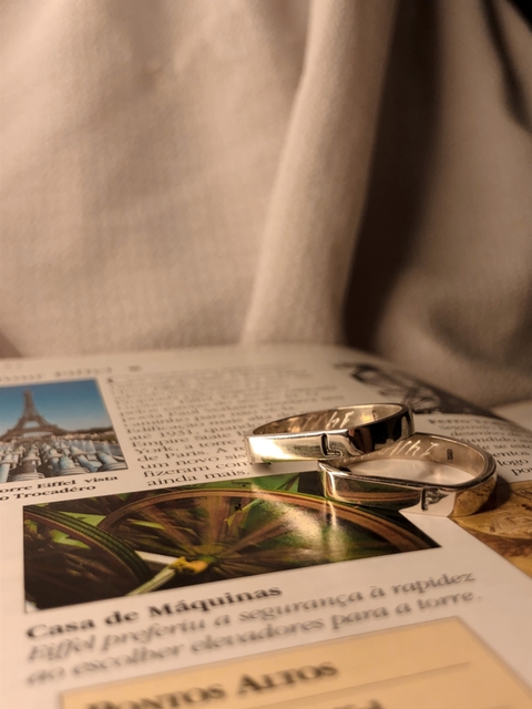 PAR DE ALIANÇAS SINETE COM INICIAL