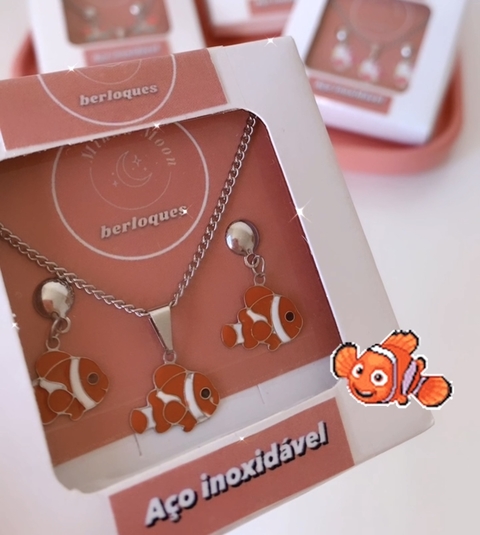 Conj. Kids Colar + Brincos Peixinho Nemo (Aço inox) + Caixinha para presente.
